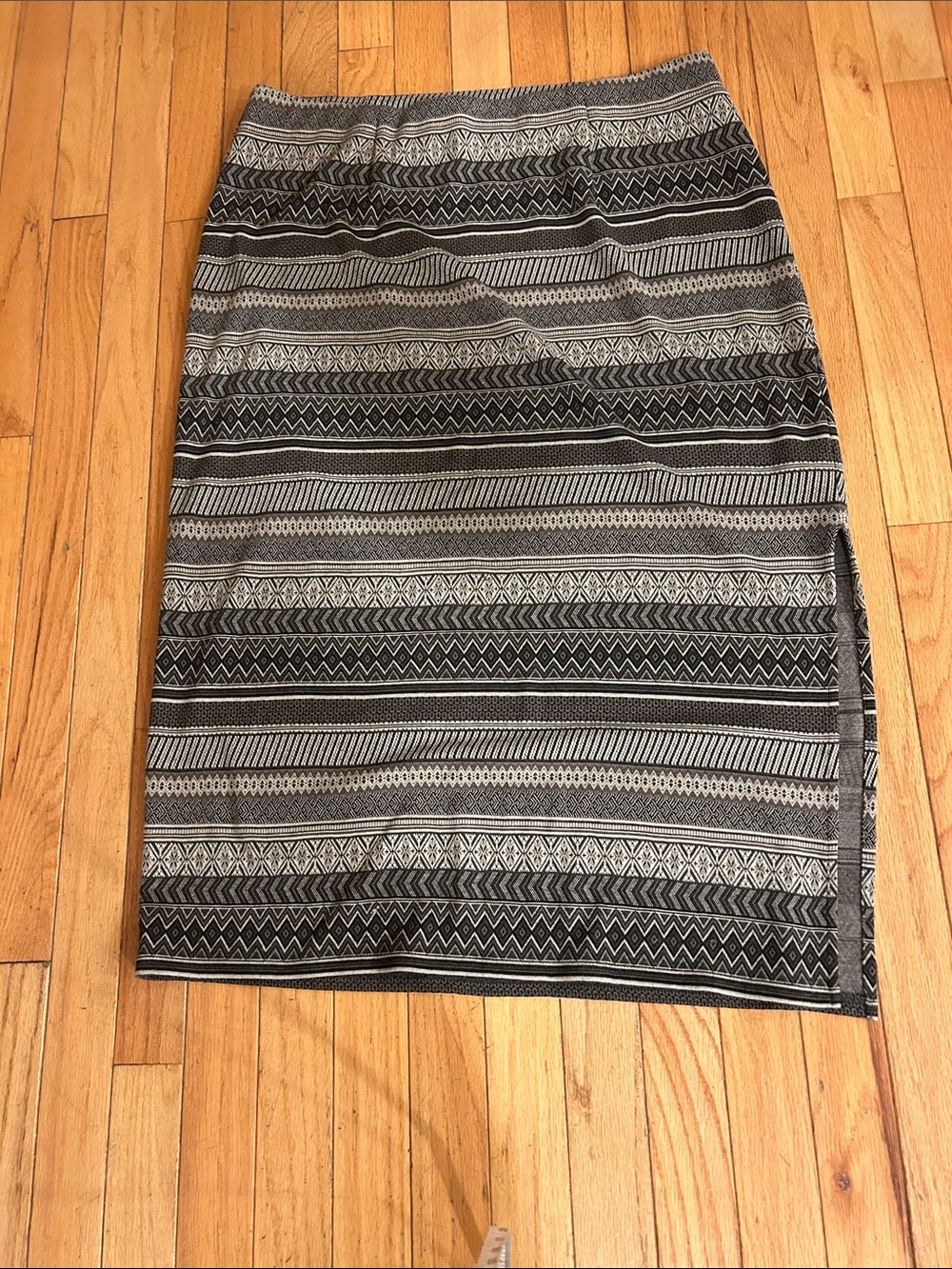 Patterned Black & Gray Midi Pencil Skirt with slit.J Jill. Size large.waist 36”.